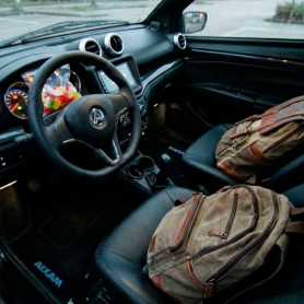 El AIXAM es biplaza, s&iacute;, pero en el maletero y en el asiento del copiloto caben m&aacute;s planes, mochilas y an&eacute;cdotas de las que parece 😎✌🏻