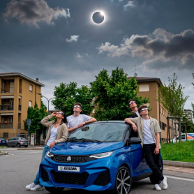 El eclipse pasar&aacute; r&aacute;pido, pero el recuerdo de tu primer coche y esa primera sensaci&oacute;n de libertad duran para siempre 🚗💨